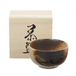 Bellissima tazza in ceramica artigianale destinata alla preparazione del tè in polvere Matcha. 400 cc