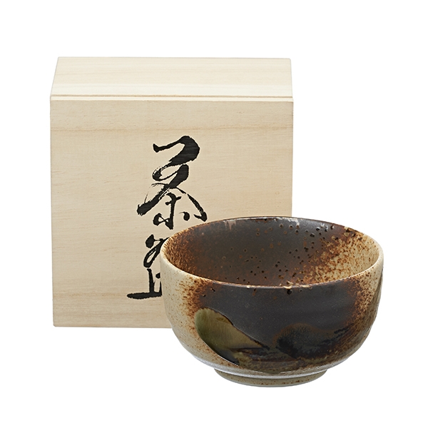 Bellissima tazza in ceramica artigianale destinata alla preparazione del tè in polvere Matcha. 400 cc